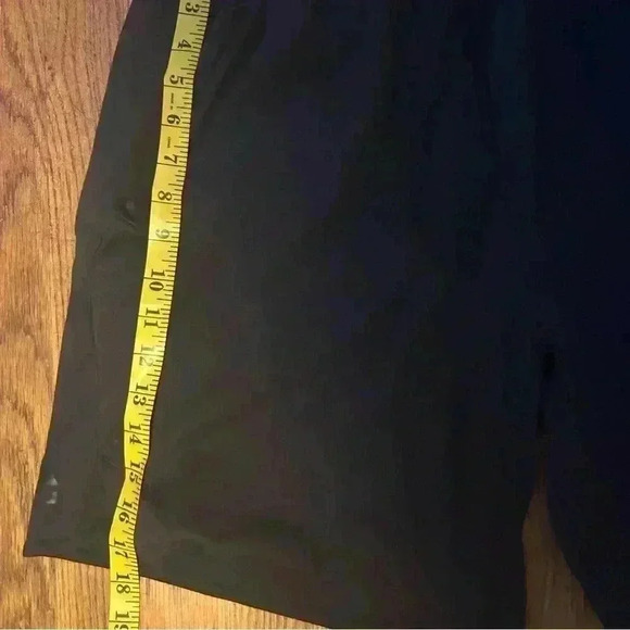 Menโs Adidas Black Sweatโ Workout Shorts, Size L - Picture 6 of 8